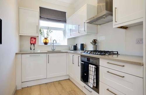 Harlesden Apartment | The Leghorn Quarters - Modern 3 Bdr with Balcony