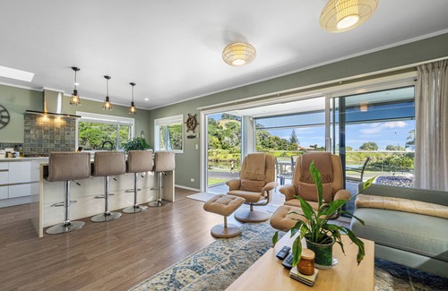 Te Mata House | The Lighthouse - Te Mata Holiday Home
