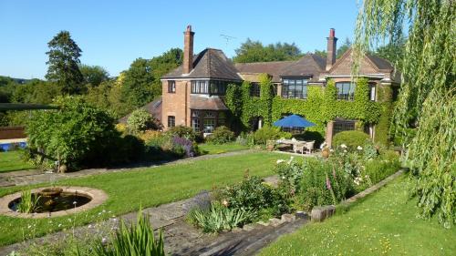 Great Missenden House | The Limes Country House with Heated Pool & Hot Tub