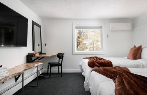 Ellicottville Cabin | The Lincoln Motel- Lower Queens Room #1