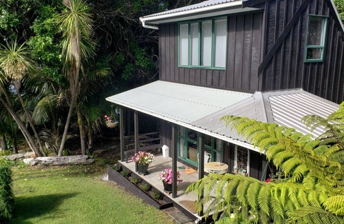 Tawharanui Ski Chalet | THE LITTLE HOUSE BY THE SEA - COASTAL MATAKANA/TAWHARANUI. , DOG FRIENDLY.