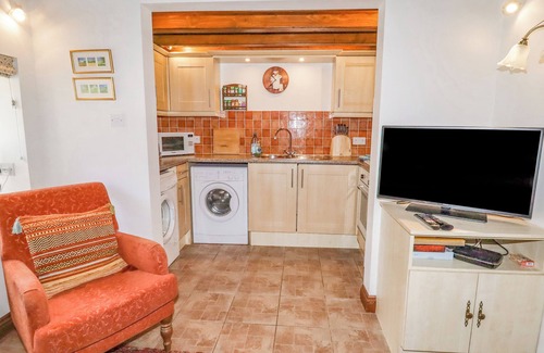 Llanferres Cottage | THE LITTLE WHITE COTTAGE, pet friendly, with a garden in Ruthin