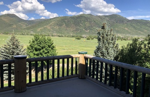 Oakley Cabin | The Lodge. A large but cozy cabin in the beautiful city of Oakley.