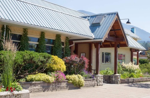 Nakusp Hotel | The Lodge at Arrow Lakes
