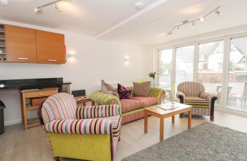 Holt House | The Lodge at Cross Cottage