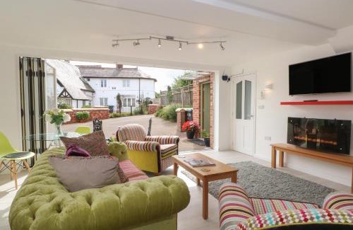 Holt House | The Lodge at Cross Cottage