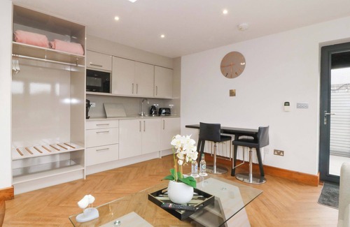 Llangefni Cottage | THE LODGE AT DAFARN NEWYDD, romantic, with a garden in Llangefni