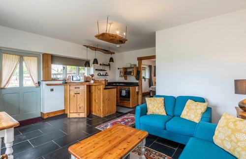 Chorlton-by-Backford Cottage | THE LODGE, luxury holiday cottage, with a garden in Chester