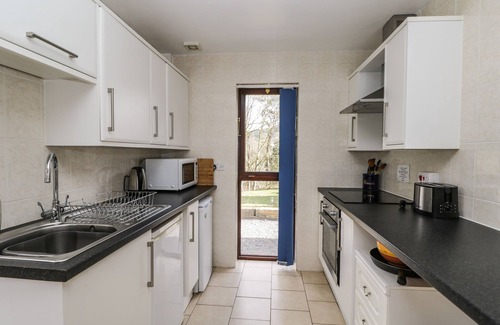 Dol-y-Gaer Cottage | THE LODGE, pet friendly, with hot tub in Pontsticill