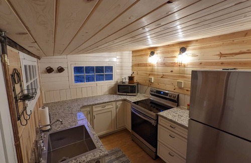 Hopewell House | The Lodge - Restored, Rustic 2 Bedroom On The River
