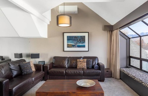 Queenstown Apartment | The Lodges 9 - Lake Front Views and Walk to Town