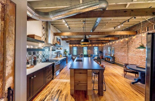De Pere Apartment | the Loft @ 417 - uniquely renovated downtown loft