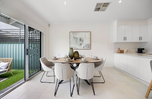 Mawson Lakes House | The Loft at Mawson 3BR Wifi Parking