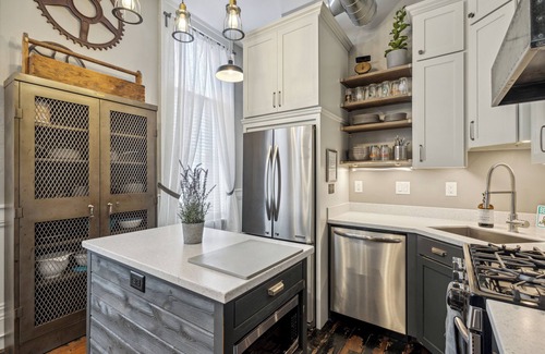Buchanan Apartment | The Loft Buchanan - Chic Industrial Loft in Historic Downtown