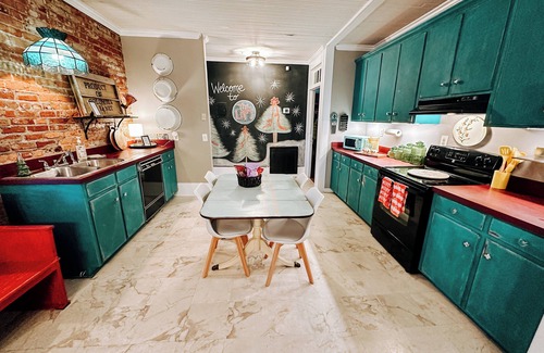 Bainbridge Apartment | The Loft @ Studio115 a Charming Stay, Sleeps 6, in Downtown Bainbridge, GA