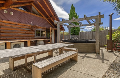Wanaka Ski Chalet | The Log House, an authentic alpine oasis