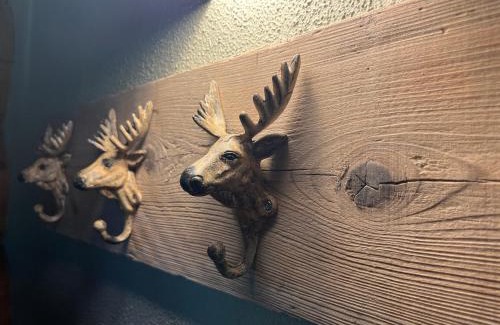 Ursel Ski Chalet | the loghouse