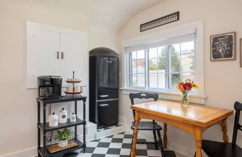 Rose Park Apartment | The Lolo Creek Loft on the Hip Strip, Vintage Suite