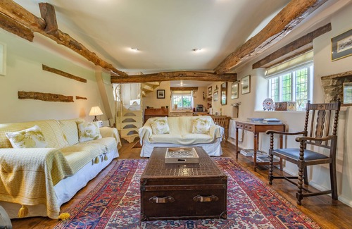 Duntisbourne Abbots Cottage | THE LONG BARN, family friendly, with a garden in Duntisbourne Abbots