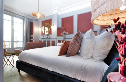 Champs-Elysees Apartment | The Lord Byron Suite