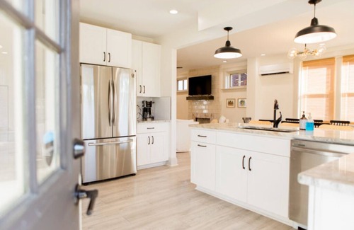 Walnut Hills House | The Lounge- Heated Private Bar, Hot Tub, Fire Pit, Sleeps 14