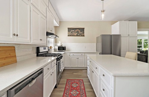 Lake Geneva Apartment | The Lower Deck - Geneva Lakefront Views |Public Beach Accross the Street |Large Deck w/Views |Grill