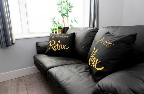 Wrexham Apartment | The Lower Gathering - Wrexham Town Centre - Sleeps Up To 10