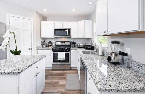 Rossville House | The Lux Middle River Retreat King Bed/WiFi/Billiards/SmartTVs/Chef Kitchen/Deck
