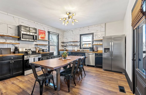 Georgetown House | The Luxe/Pickleball/Basketball/Hot Tub/8 Mins to Horse Park