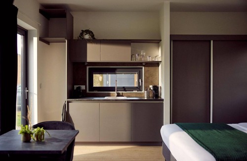Kotten Hotel | The luxurious two-person hotel studio with a beautiful patio, high windows and sliding doors offers a surprising amount of privacy, space and comfort.
