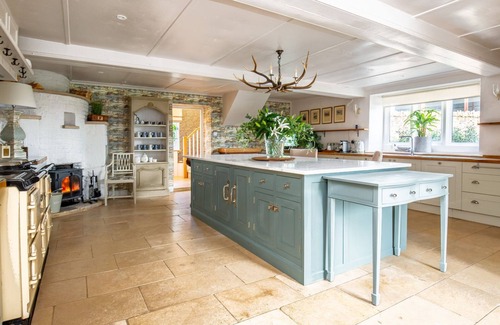 Elkstone Cottage | The Manor - sleeps 12 guests in 6 bedrooms