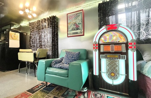 Fredericksburg House | The Mansion on The Hill | Huge Views / Retro Cool / Firepit (by WTG)