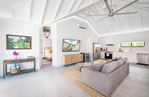 North Side Condo | The Mastic Cana LUXE Cottage & Pool on North Side