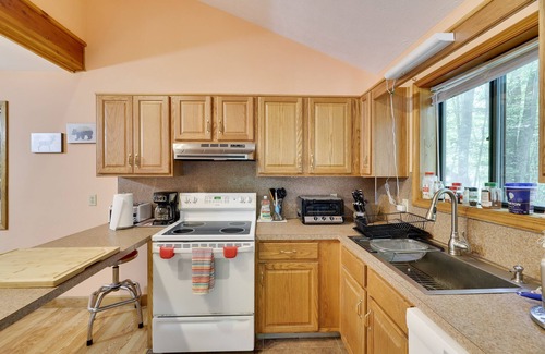 Thornhurst House | The Maxatawny Mansion with Sauna, Game Room, & Jacuzzi!