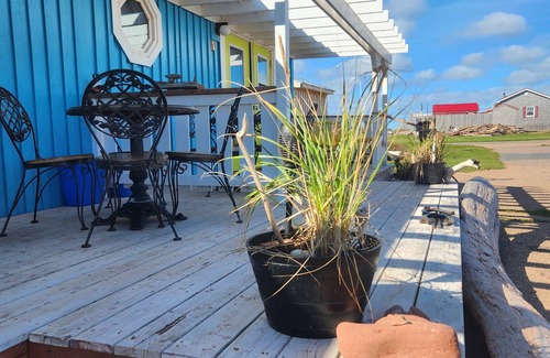 North Lake House | The Mermaid’s Cove is an Inviting Romantic Couple’s Retreat on the Harbour-side