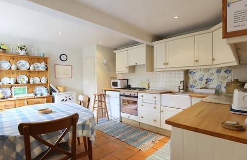 Tisbury Cottage | THE MEWS COTTAGE, pet friendly, with open fire in Tisbury, Near Bath