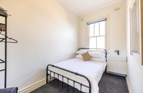 Adelong Hotel | The Middle