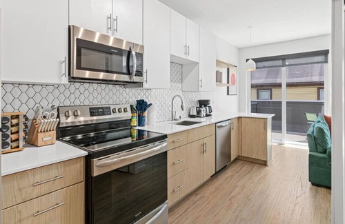 Lyn-Lake Apartment | The Midtown Greenway 1Bed Apt W/Gym + Rooftop