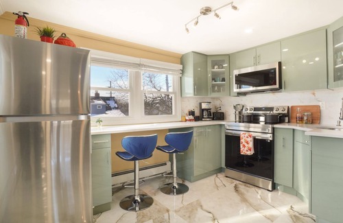 Valley Stream Apartment | The Mod Pad: 15 min from Airport: Free Parking