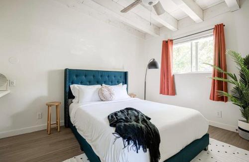 North University Apartment | The Modern I Sleep 5 I Close to Downtown I Roku TV