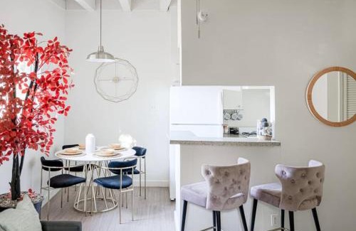 North University Apartment | The Modern I Sleep 5 I Close to Downtown I Roku TV