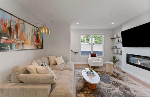 Barths House | The Modern Muse Art Home
