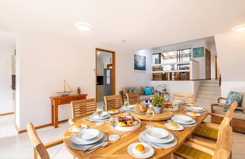 Soldiers Point House | The Moorings 18 4 Cromarty Rd Waterfront, Pool, Wifi & AirCon
