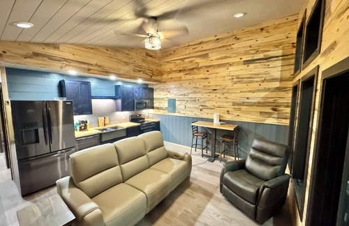 Cook Cabin | The Mother in Law Wilderness SuitenLake Vermilion Public Access 1/4 mile