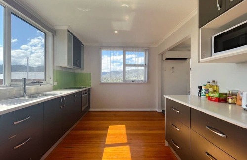 Risdon Vale House | The Mountain Riveting House at Risdon vale