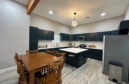 East Riverside House | The Mustard Seed Cottage-Charming 3-BR Craftsman conveniently located downtown!