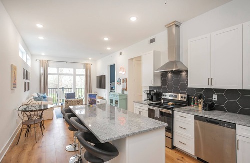 Inglewood Condo | ✨ The Nashville Scene Suite
