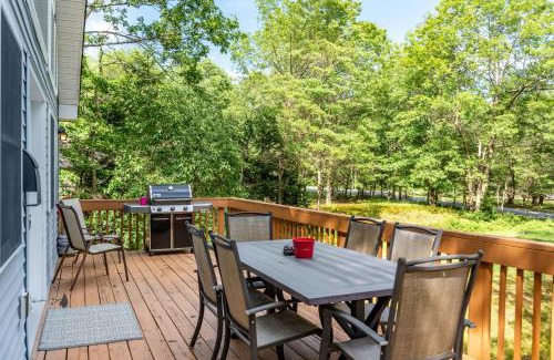 Briar Crest Woods Ski Chalet | The Nest at Brier Crest by AvantStay Game Room Expansive Deck Fire Pit