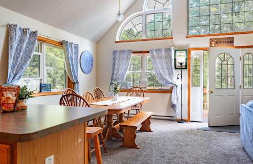 Briar Crest Woods Ski Chalet | The Nest at Brier Crest by AvantStay Game Room Expansive Deck Fire Pit