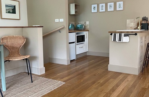 Somers Apartment | The Nest - Restful studio retreat for couples. Short 10 min walk to the beach.